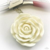 valkoinen ruusu riipus