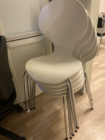 Valkoiset tuolit 5 kpl, 10€