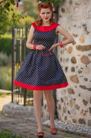 Punamusta polkadot kellomekko
