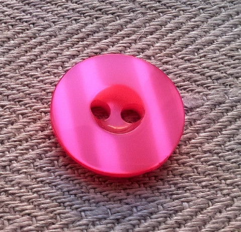 Pinkki nappi punertava helmiäinen, 17 mm