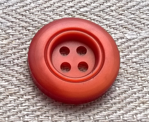Punaruskea nappi, nelireikäinen, 21 mm