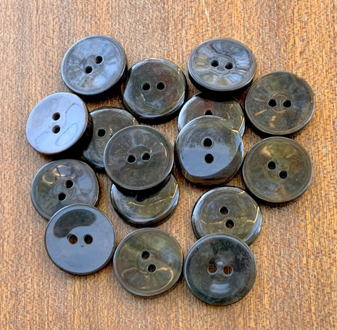 Musta, ruskeaan vivahtava, kiiltävä nappi, 20 mm