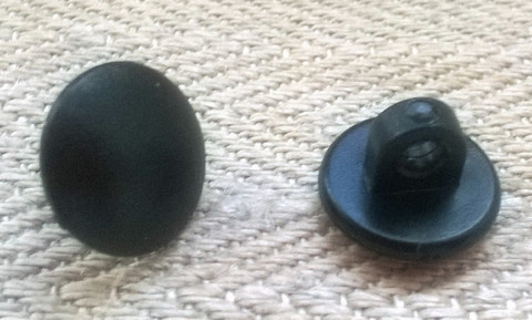 Musta kantanappi, 11 mm