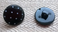Musta valkopilkullinen kantanappi, 15 mm