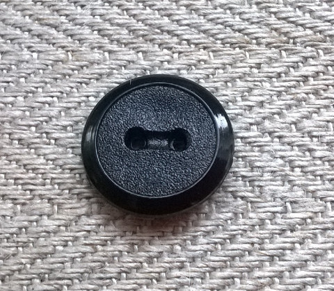 Musta perusnappi, 12 mm