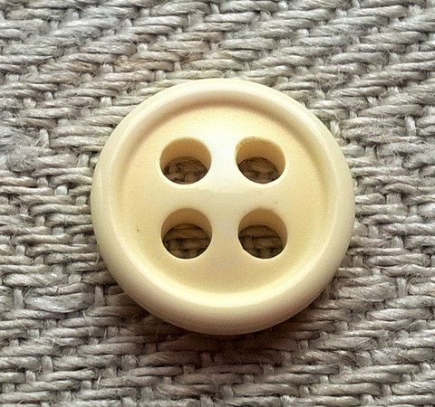 Vaaleankeltainen paidannappi pieni, 10 mm