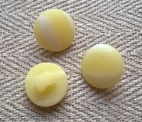 Vaaleankeltainen kantanappi, 13 mm