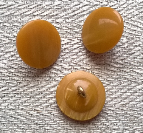 Kinuskinvärinen kantanappi, 14 mm