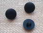 Tummansininen kantanappi, 11 mm