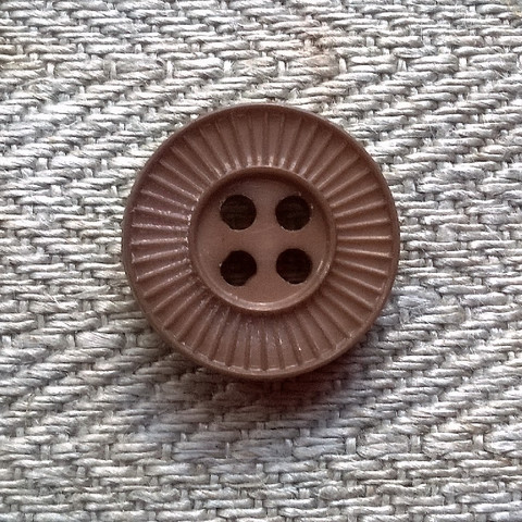 Hiekanruskea kuviollinen perusnappi, 14 mm