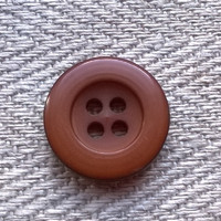 Toffeenruskea perusnappi, 14 mm