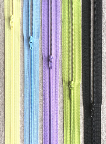 4 mm vetoketju, pituus 60 cm, 12 väriä