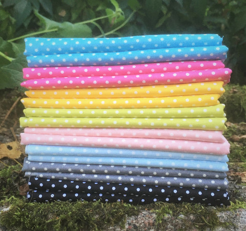 Pilkullinen Fat Quarter pala, koko noin 46 x 56 cm