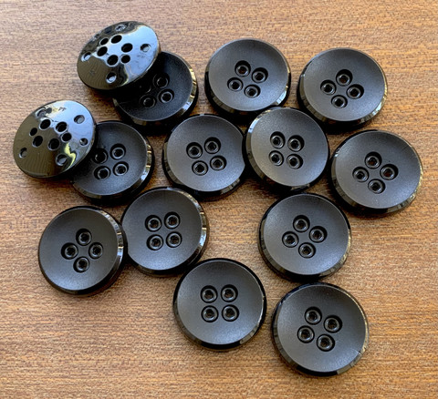 Musta nappi, 28 mm
