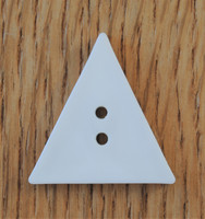 Valkoinen kolmikulmainen nappi, 28 mm