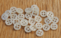 Valkoinen pieni paidannappi, 9 mm