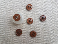 Ruskea perusnappi, 12 mm