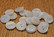 Helmenvalkoinen nappi, 18 mm