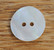 Helmenvalkoinen nappi, 18 mm