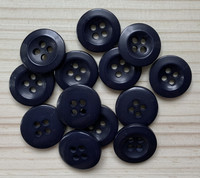 Tummansininen nappi, 17 mm