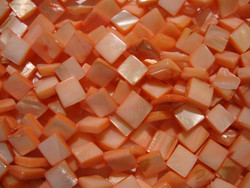 Simpukkahelmi vaalean punainen 10 x 10 mm (n.29/nauha)