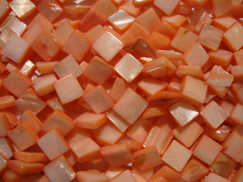 Simpukkahelmi vaalean punainen 10 x 10 mm (n.29/nauha)