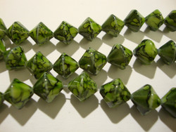 Lasihelmi 'Hyrrä' pintavärjätty vihreä 10 mm (20 kpl/pss)