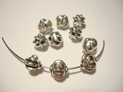 Metallihelmi uritettu pyöreä antiikkihopeoitu 8 mm (4 kpl/pss)