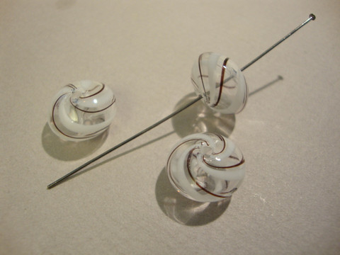 Lasihelmi puhallettu ontto valkoinen/musta 10 x 16 mm