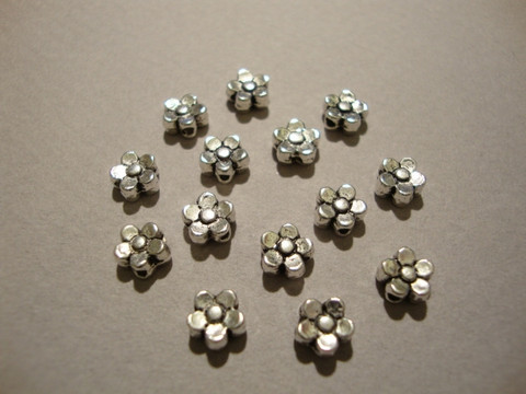 Metallihelmi hopeoitu pieni kukka 5,5 mm (30 kpl/pss)