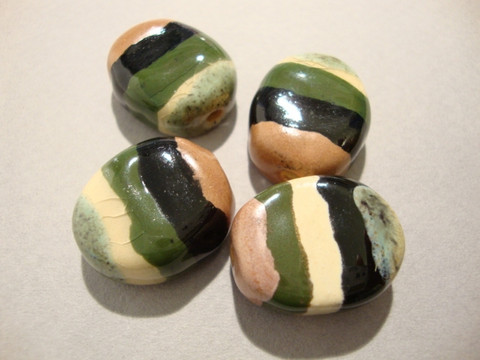 Keramiikkahelmi Acasia vihreä/musta/valkoinen ovaali 22x15x8 mm