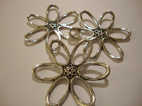 Korulinkki Kukka hopean värinen 47 mm