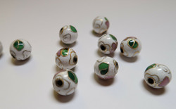 Cloisonne-helmi valkoinen/monisävy pyöreä 8 mm (4 kpl/pss)
