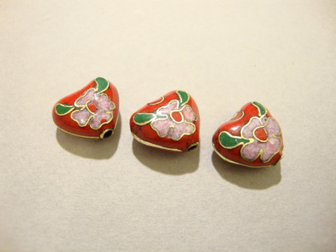 Cloisonne-helmi punainen sydän 12 x 6 mm (1 kpl/pss)