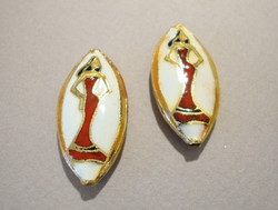 Cloisonne-helmi valkoinen/punainen ovaali Lady 31 x 15 mm