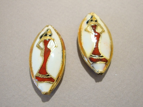 Cloisonne-helmi valkoinen/punainen ovaali Lady 31 x 15 mm