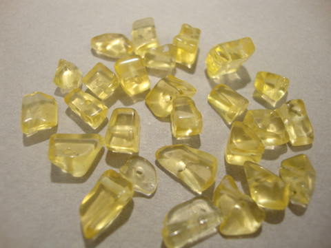 Lasihelmi keltainen siru 8 - 9 mm (  50 g = n. 175 kpl / pss)