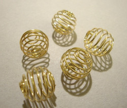 Metallispiraali/helmihäkki kullan värinen 14 x 12 mm (2 kpl/pss)