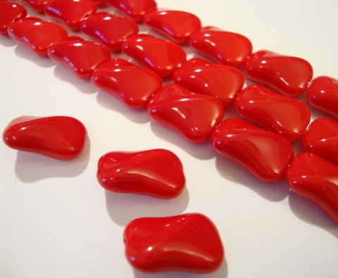 Tsekkiläinen lasihelmi opaakki punainen suorakaide 14,5 x 6,5 mm (4/pss)