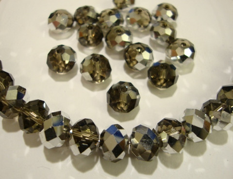 Kristallihelmi tumma savun harmaa hopean värisellä pintakäsittelyllä 8 x 6 mm (10/pss)