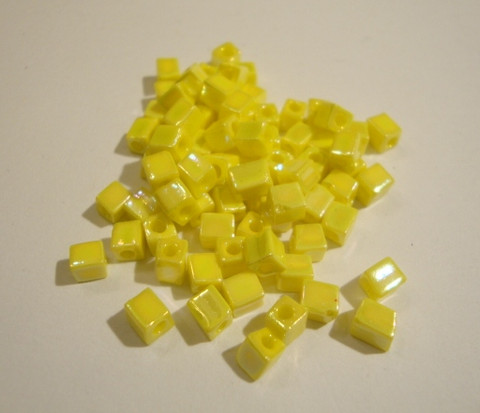 Miyuki siemenhelmi kuutio 3.5-3.7 mm opaakki sateenkaari keltainen SB404R (10 g/pss)