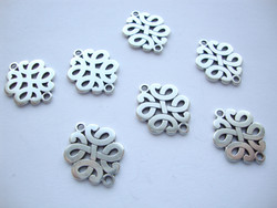 Korulinkki / riipus Keltti antiikkihopeoitu 17 x 13 mm (2 kpl/pss)