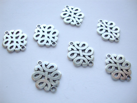Korulinkki / riipus Keltti antiikkihopeoitu 17 x 13 mm (2 kpl/pss)