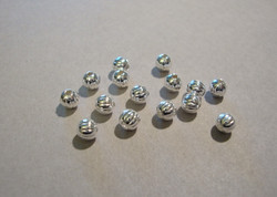 Metallihelmi uritettu hopeoitu 4 mm (20 kpl/pss)