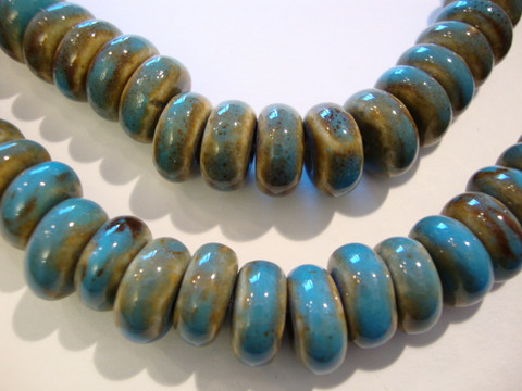 Keramiikkahelmi turkoosi/vaalean ruskea rondelli 12 x 6 mm (10/pss)