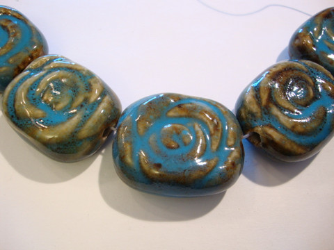 Keramiikkahelmi turkoosi/vaalean ruskea 36 x 28 mm