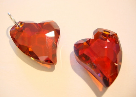 Swarovski kristalli Devoted 2 U -sydänriipus punainen Red Magma 27 mm