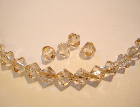 Swarovski kristallihelmi kulta Golden shadow bicone 6 mm (4/pss)