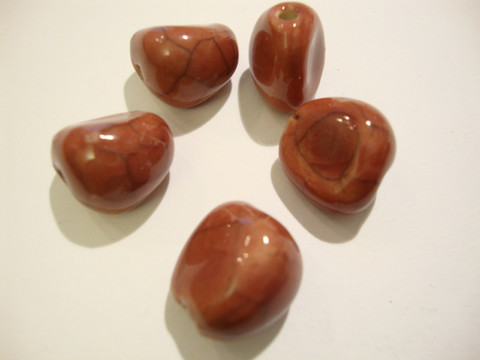 Käsintehty keramiikkahelmi punainen nuggetti n. 16 x 14 mm (2 kpl/pss)