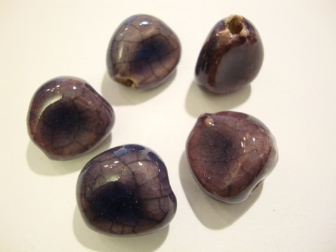 Käsintehty keramiikkahelmi lila/violetti nuggetti n. 16 x 14 mm (2 kpl/pss)